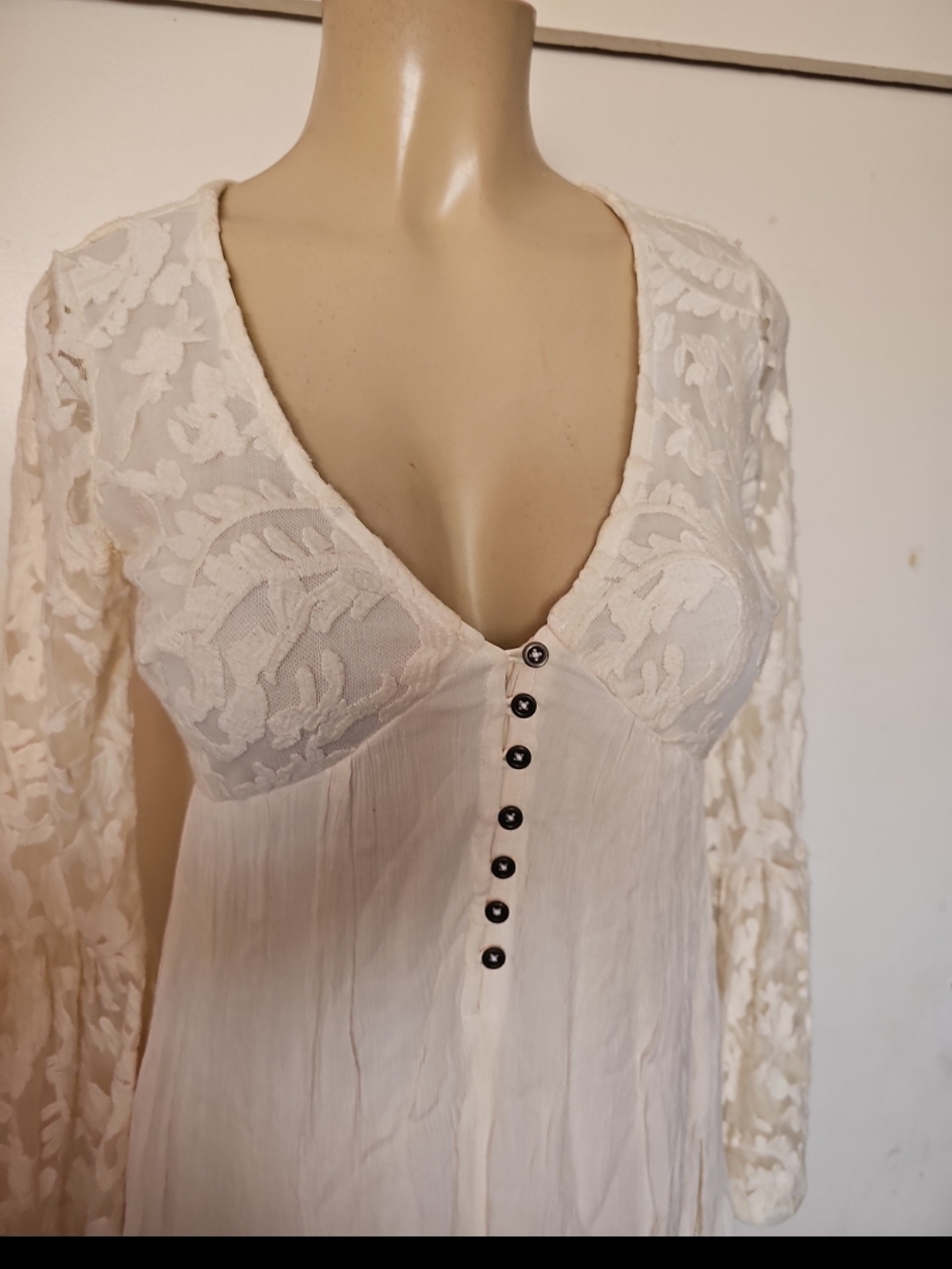Xhilaration Cream Lace-Sleeve V-Neck Tunic Top - Picture 3 of 6